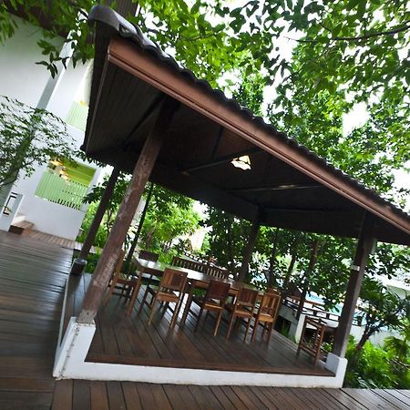 Tree House Hotel Sisaket Buitenkant foto