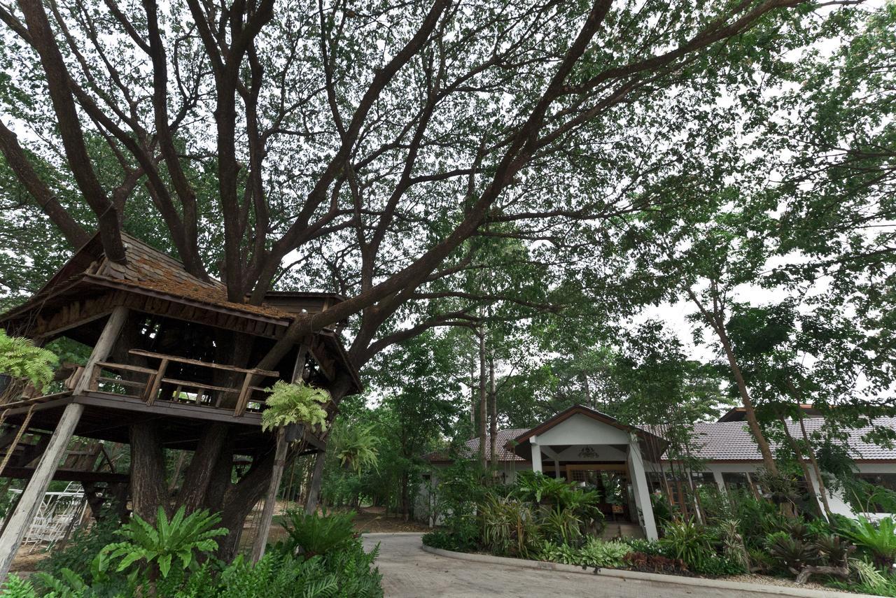 Tree House Hotel Sisaket Buitenkant foto