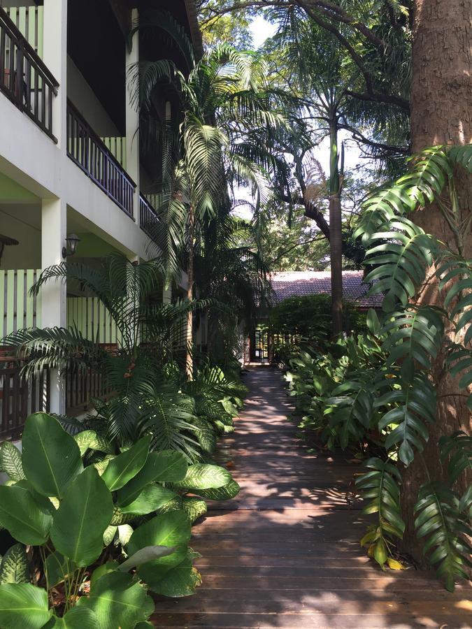 Tree House Hotel Sisaket Buitenkant foto