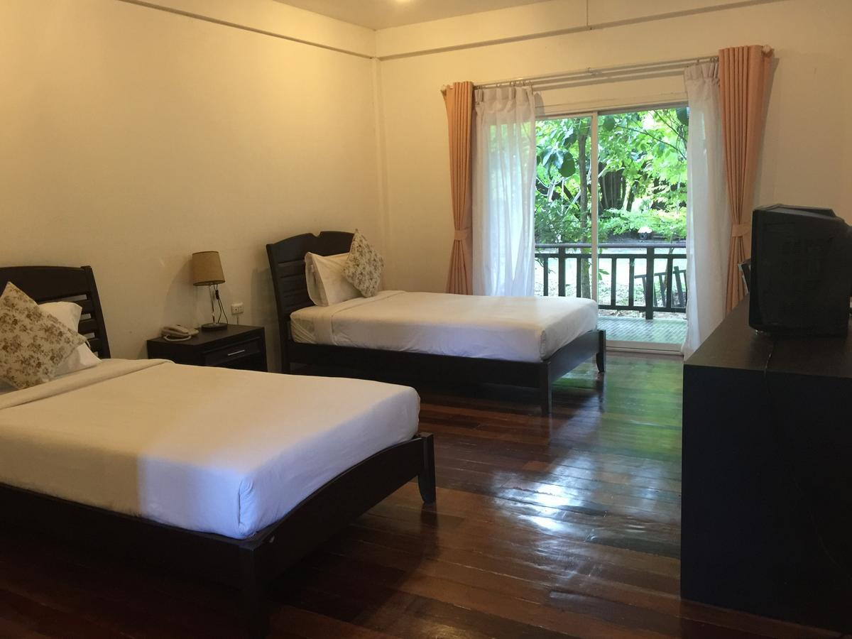 Tree House Hotel Sisaket Buitenkant foto