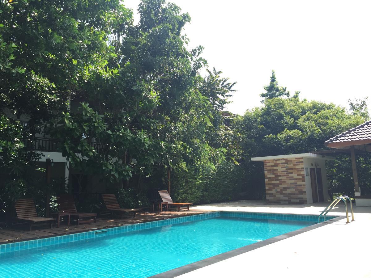 Tree House Hotel Sisaket Buitenkant foto