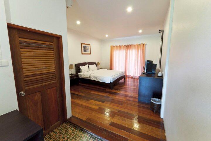 Tree House Hotel Sisaket Buitenkant foto